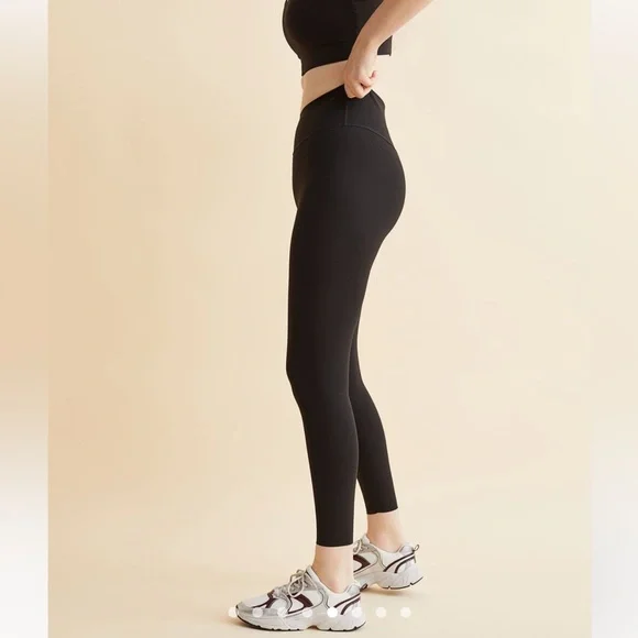 H&M Sport women’s high waisted shaping leggings. Size Small.